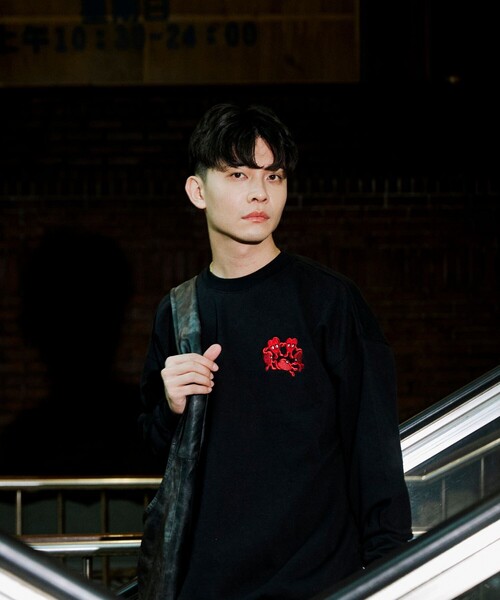FREAK'S STORE（フリークスストア）の「Kurt Wu/カート ウー two side hug heart 刺繍 CREW SWEAT/刺繍デザイン クルーネックスウェット（スウェット・メンズ・ブラック/ホワイト/ブラウン/グレー・X-LARGE/LARGE/MEDIUM）」の22枚目の写真