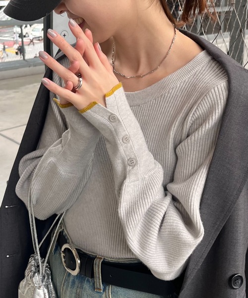 CIAOPANIC TYPY（チャオパニックティピー）の「ボリュームスリーブ袖ボタンニット（ニット/セーター・レディース・レッド/ピンク/ライトグレー/グレー/オフホワイト/サックスブルー/ブラック/ネイビー・ONE SIZE）」の4枚目の写真