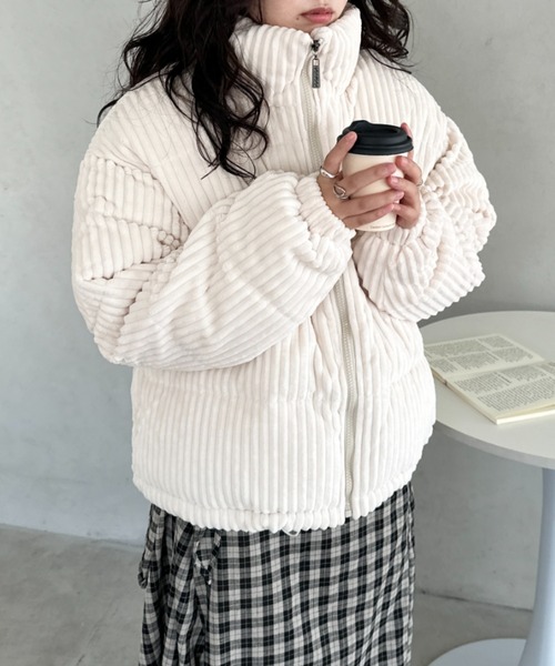 CLEA（クレア）の「コーデュロイハイネックダウンジャケット（ダウンジャケット/コート・レディース・ブラック/アイボリー/ブルー/ピンク/ブラウン/ホワイト・FREE）」の2枚目の写真