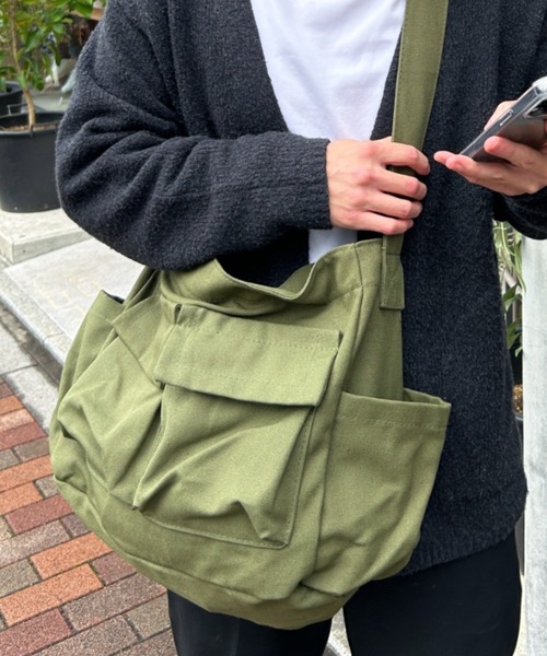美品　アニエスべー　ショルダーバッグ　キャンバス　カーキ　斜めがけ　ポケット付き 美品 アニエスべー ショルダーバッグ キャンバス カーキ 斜