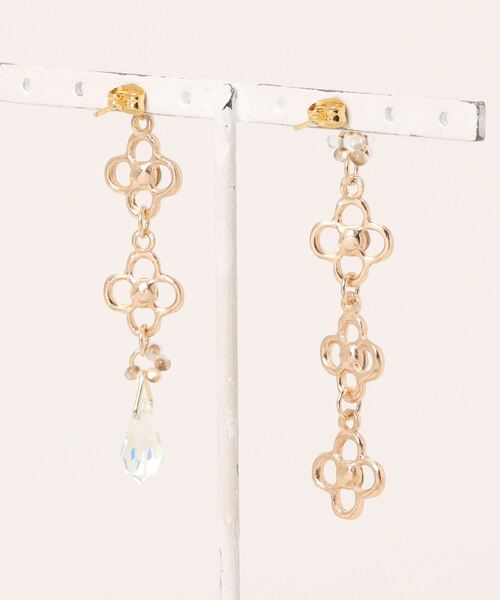 VIBGYOR(ヴィブジョー)の「【YM】ビジュー×花 クリスタル アシメ サージカルステンレスピアス(MA)(ピアス(両耳用)・レディース・ゴールド・FREE)」の2枚目の写真