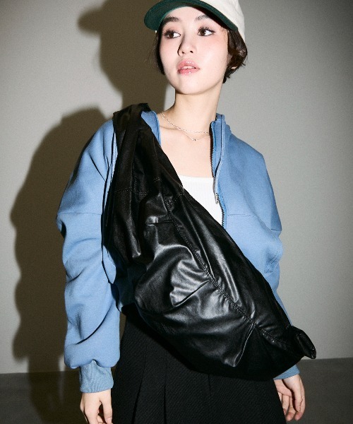 Clum(クルム)の「color synthetic leather shoulder bag / カラー合成皮革ショルダーバッグ(ショルダーバッグ・レディース・ブラック/ワインレッド・FREE)」の1枚目の写真