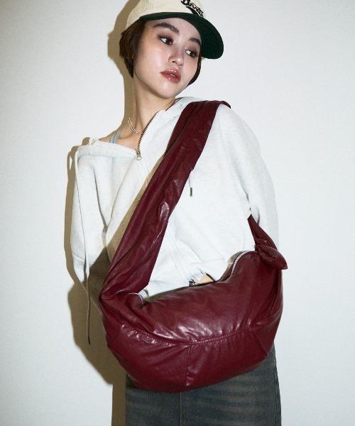 Clum(クルム)の「color synthetic leather shoulder bag / カラー合成皮革ショルダーバッグ(ショルダーバッグ・レディース・ブラック/ワインレッド・FREE)」の2枚目の写真