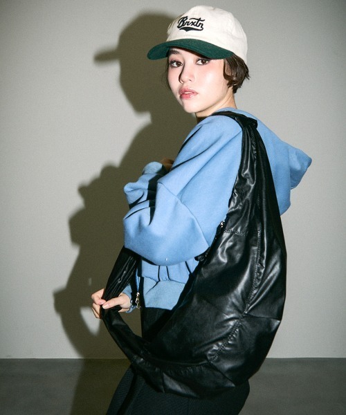 Clum(クルム)の「color synthetic leather shoulder bag / カラー合成皮革ショルダーバッグ(ショルダーバッグ・レディース・ブラック/ワインレッド・FREE)」の3枚目の写真