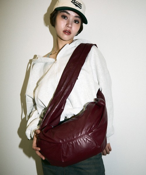 Clum(クルム)の「color synthetic leather shoulder bag / カラー合成皮革ショルダーバッグ(ショルダーバッグ・レディース・ブラック/ワインレッド・FREE)」の10枚目の写真