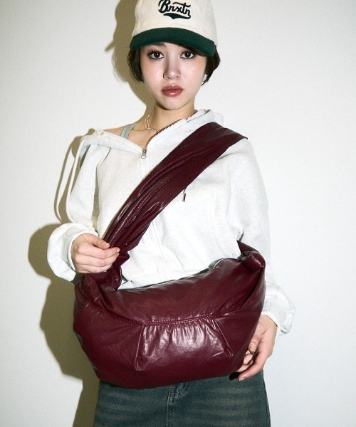 Clum(クルム)の「color synthetic leather shoulder bag / カラー合成皮革ショルダーバッグ(ショルダーバッグ・レディース・ブラック/ワインレッド・FREE)」の11枚目の写真