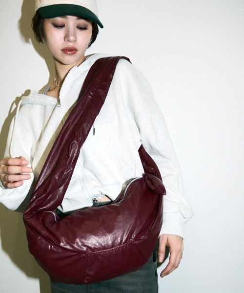 Clum(クルム)の「color synthetic leather shoulder bag / カラー合成皮革ショルダーバッグ(ショルダーバッグ・レディース・ブラック/ワインレッド・FREE)」の12枚目の写真