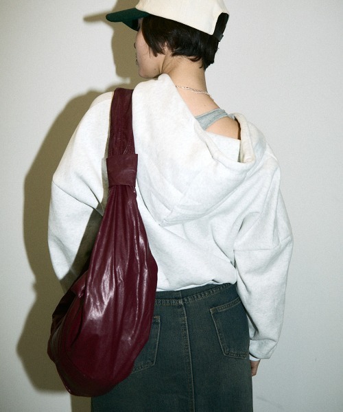 Clum(クルム)の「color synthetic leather shoulder bag / カラー合成皮革ショルダーバッグ(ショルダーバッグ・レディース・ブラック/ワインレッド・FREE)」の13枚目の写真