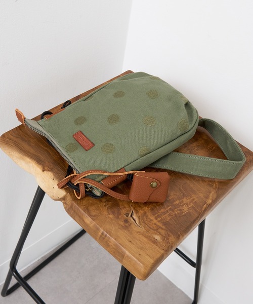 toleur(トーラ)の「【toleur】ドット刺繍ミニサコッシュ 11952 ※(ショルダーバッグ・レディース・カーキ/ブルー/ダークグレー/ライトグレー・FREE)」の5枚目の写真