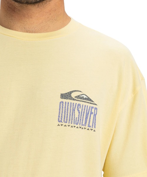 Quiksilver(クイックシルバー)の「GH QS WORLD FORCE SS /クイックシルバーバックロゴプリント半袖Tシャツ(Tシャツ/カットソー・メンズ・パープル/ブラック/イエロー・MEDIUM/X-LARGE/LARGE/SMALL)」の4枚目の写真
