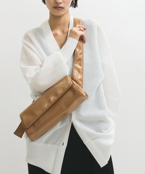 ADAM ET ROPE'(アダムエロペ)の「【サステナブル】パフミニショルダーバッグ(ショルダーバッグ・レディース・ブラック/ベージュ・FREE)」の2枚目の写真