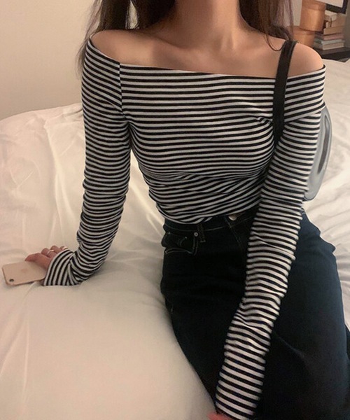 Lace Ladies(レースレディース)の「オフショルダー ラグラン ボーダー 長袖 カットソー(Tシャツ/カットソー・レディース・ブラック/グレー・FREE)」の3枚目の写真