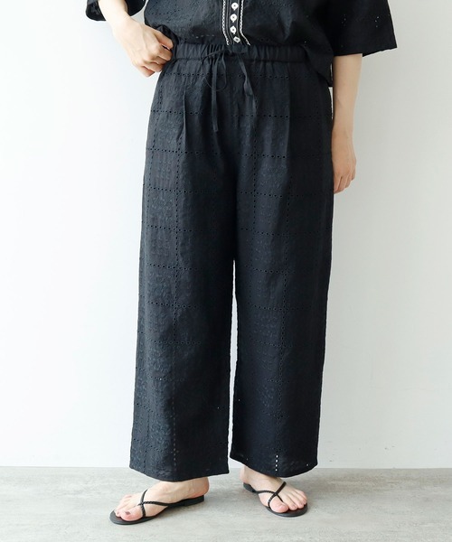 yuni（ユニ　）の「eyelet embroidelyイージーパンツ（その他パンツ・レディース・その他/ホワイト/アイボリー/ブラック・FREE）」の3枚目の写真