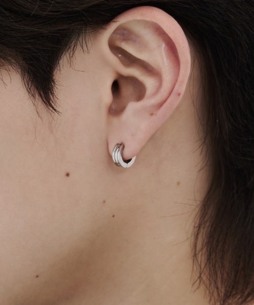 WYZ surgical stainless(ダブリューワイジィーサージカルステンレス)の「【 金属アレルギー対応 】ラインフープピアス サージカルステンレス (両耳用) 直径10mm, 幅4mm(ピアス(両耳用)・メンズ・ゴールド/ブラック/シルバー・FREE)」の3枚目の写真
