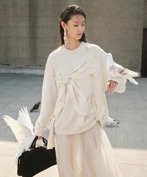 JNBY(ジェーエヌビーワイ)の「Satin Ribbon Oversized Sweatshirt / サテンリボンスウェットシャツ(スウェット・レディース・ホワイト/ブラック・40)」の2枚目の写真