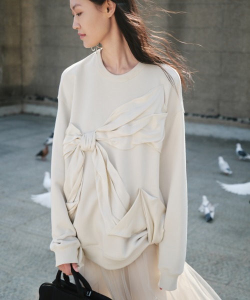 JNBY(ジェーエヌビーワイ)の「Satin Ribbon Oversized Sweatshirt / サテンリボンスウェットシャツ(スウェット・レディース・ホワイト/ブラック・40)」の6枚目の写真