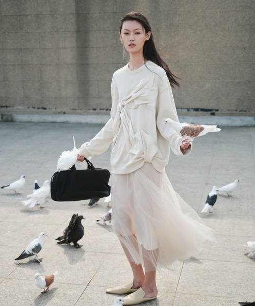 JNBY(ジェーエヌビーワイ)の「Satin Ribbon Oversized Sweatshirt / サテンリボンスウェットシャツ(スウェット・レディース・ホワイト/ブラック・40)」の5枚目の写真