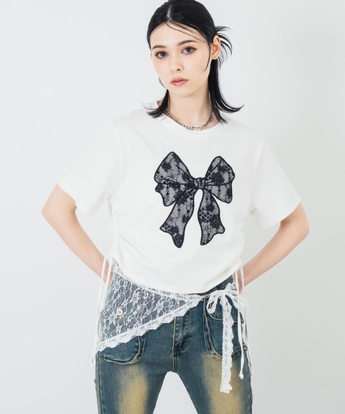 ANAP(アナップ)の「レース リボン ピグメント サイド シャーリング Tシャツ(Tシャツ/カットソー・レディース・スミクロ/ホワイト・FREE)」の1枚目の写真