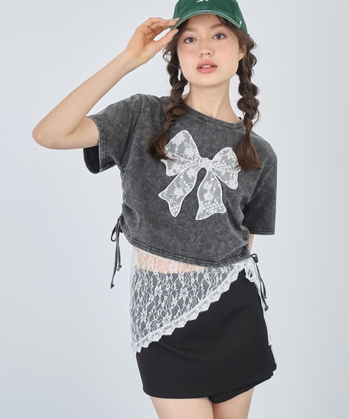 ANAP(アナップ)の「レース リボン ピグメント サイド シャーリング Tシャツ(Tシャツ/カットソー・レディース・スミクロ/ホワイト・FREE)」の2枚目の写真