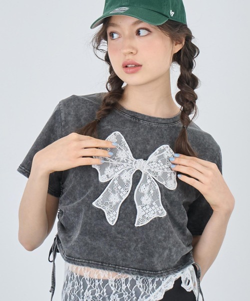 ANAP(アナップ)の「レース リボン ピグメント サイド シャーリング Tシャツ(Tシャツ/カットソー・レディース・スミクロ/ホワイト・FREE)」の9枚目の写真