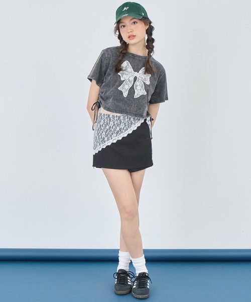 ANAP(アナップ)の「レース リボン ピグメント サイド シャーリング Tシャツ(Tシャツ/カットソー・レディース・スミクロ/ホワイト・FREE)」の3枚目の写真