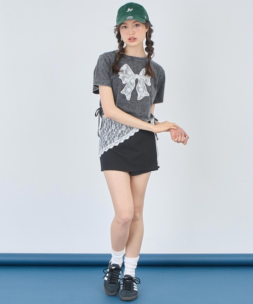 ANAP(アナップ)の「レース リボン ピグメント サイド シャーリング Tシャツ(Tシャツ/カットソー・レディース・スミクロ/ホワイト・FREE)」の4枚目の写真