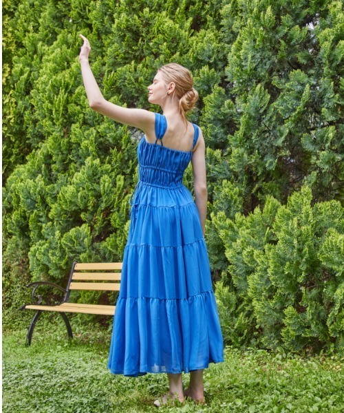 ERADIE(エラディエ)の「Shirring tiered one-piece シャーリングティアードワンピース(ワンピース・レディース・ブラック/ロイヤルブルー/ホワイト/レッド・FREE)」の4枚目の写真
