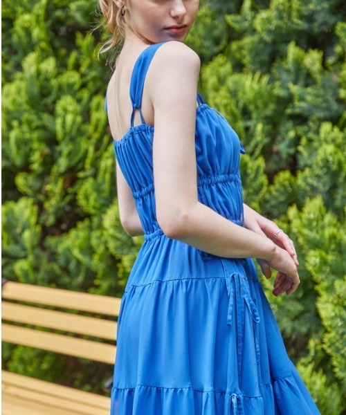 ERADIE(エラディエ)の「Shirring tiered one-piece シャーリングティアードワンピース(ワンピース・レディース・ブラック/ロイヤルブルー/ホワイト/レッド・FREE)」の22枚目の写真