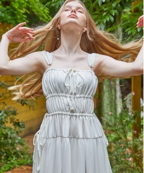 ERADIE(エラディエ)の「Shirring tiered one-piece シャーリングティアードワンピース(ワンピース・レディース・ブラック/ロイヤルブルー/ホワイト/レッド・FREE)」の7枚目の写真