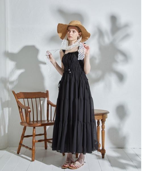 ERADIE(エラディエ)の「Shirring tiered one-piece シャーリングティアードワンピース(ワンピース・レディース・ブラック/ロイヤルブルー/ホワイト/レッド・FREE)」の16枚目の写真