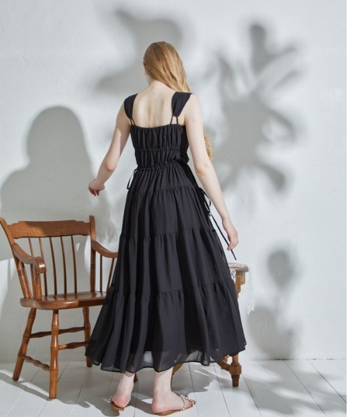 ERADIE(エラディエ)の「Shirring tiered one-piece シャーリングティアードワンピース(ワンピース・レディース・ブラック/ロイヤルブルー/ホワイト/レッド・FREE)」の11枚目の写真