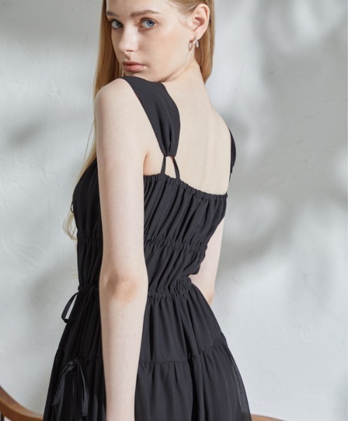 ERADIE(エラディエ)の「Shirring tiered one-piece シャーリングティアードワンピース(ワンピース・レディース・ブラック/ロイヤルブルー/ホワイト/レッド・FREE)」の17枚目の写真