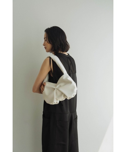 Knuth Marf(クヌースマーフ)の「twist gather bag(ショルダーバッグ・レディース・ブルー/アイボリー・FREE)」の1枚目の写真