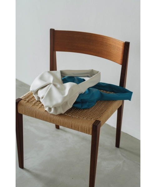 Knuth Marf(クヌースマーフ)の「twist gather bag(ショルダーバッグ・レディース・ブルー/アイボリー・FREE)」の8枚目の写真