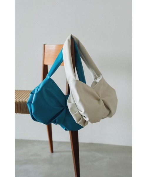 Knuth Marf(クヌースマーフ)の「twist gather bag(ショルダーバッグ・レディース・ブルー/アイボリー・FREE)」の10枚目の写真