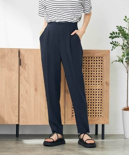 a.v.v（アーヴェヴェ）の「【接触冷感/洗える/イージーケア】美ラクるスッキリ見えテーパードパンツ（その他パンツ・レディース・ブラック/グレー系その他/ネイビー/モカ・34/36/38/40/42）」の4枚目の写真