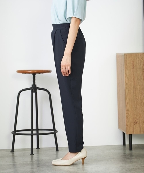 a.v.v（アーヴェヴェ）の「【接触冷感/洗える/イージーケア】美ラクるスッキリ見えテーパードパンツ（その他パンツ・レディース・ブラック/グレー系その他/ネイビー/モカ・34/36/38/40/42）」の21枚目の写真