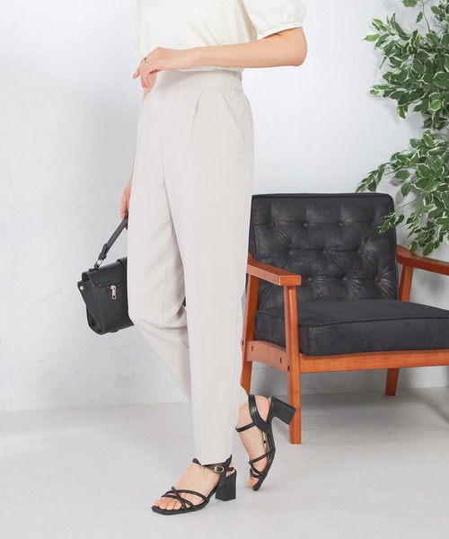 a.v.v（アーヴェヴェ）の「【接触冷感/洗える/イージーケア】美ラクるスッキリ見えテーパードパンツ（その他パンツ・レディース・ブラック/グレー系その他/ネイビー/モカ・34/36/38/40/42）」の5枚目の写真