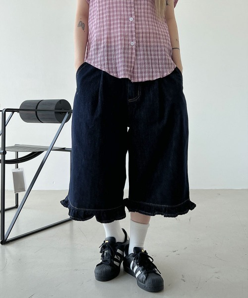4INT.(フォイント)の「【Kitsch look】裾フリル ダーク デニム バミューダパンツ(その他パンツ・レディース・ダークブルー・M/S)」の1枚目の写真