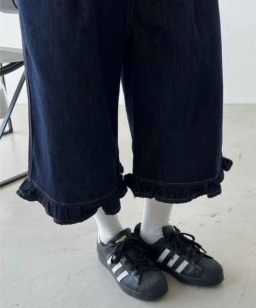 4INT.(フォイント)の「【Kitsch look】裾フリル ダーク デニム バミューダパンツ(その他パンツ・レディース・ダークブルー・M/S)」の4枚目の写真