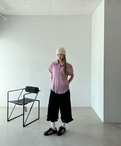 4INT.(フォイント)の「【Kitsch look】裾フリル ダーク デニム バミューダパンツ(その他パンツ・レディース・ダークブルー・M/S)」の6枚目の写真
