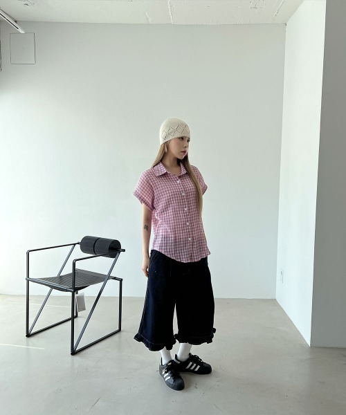 4INT.(フォイント)の「【Kitsch look】裾フリル ダーク デニム バミューダパンツ(その他パンツ・レディース・ダークブルー・M/S)」の7枚目の写真