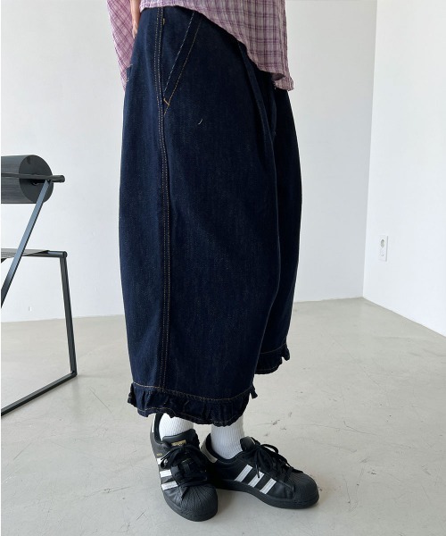 4INT.(フォイント)の「【Kitsch look】裾フリル ダーク デニム バミューダパンツ(その他パンツ・レディース・ダークブルー・M/S)」の8枚目の写真