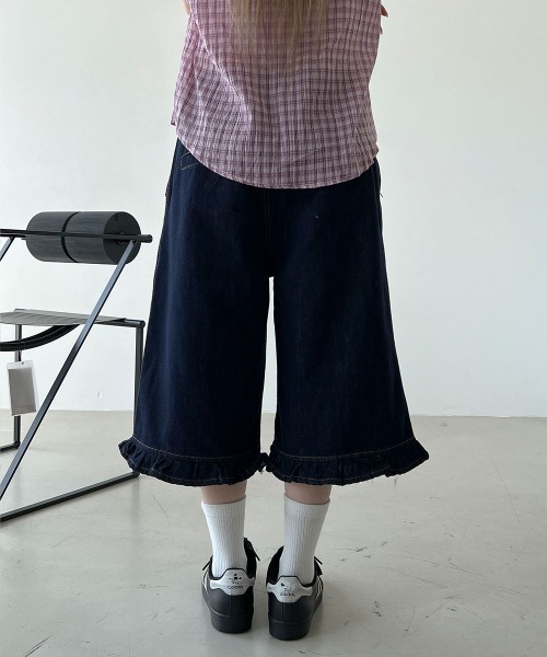 4INT.(フォイント)の「【Kitsch look】裾フリル ダーク デニム バミューダパンツ(その他パンツ・レディース・ダークブルー・M/S)」の2枚目の写真