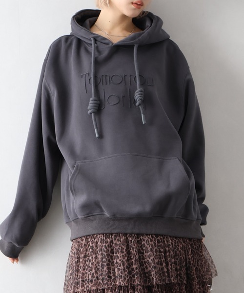 SpRay（スプレイ）の「ロゴ刺しゅうビッグパーカー（パーカー・レディース・ボルドー/アイボリー/チャコールグレー/グレー/ブラウン・FREE）」の3枚目の写真