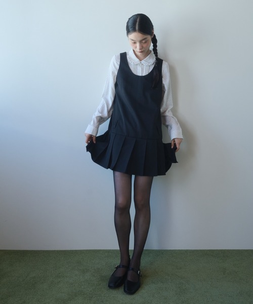 FEKETE（フェケテ）の「low waist mini pleats dress / ローウエストミニ丈プリーツワンピース（ワンピース・レディース・グレー/ブラック・SMALL/MEDIUM/LARGE）」の7枚目の写真