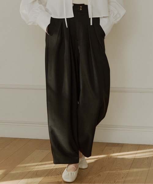 OLUN（オルン）の「wide cocoon slacks pants/ワイドコクーンスラックスパンツ（スラックス・レディース・アイボリー/ブラウン/チャコールグレー/グレイッシュベージュ/ブラック・MEDIUM/SMALL）」の2枚目の写真