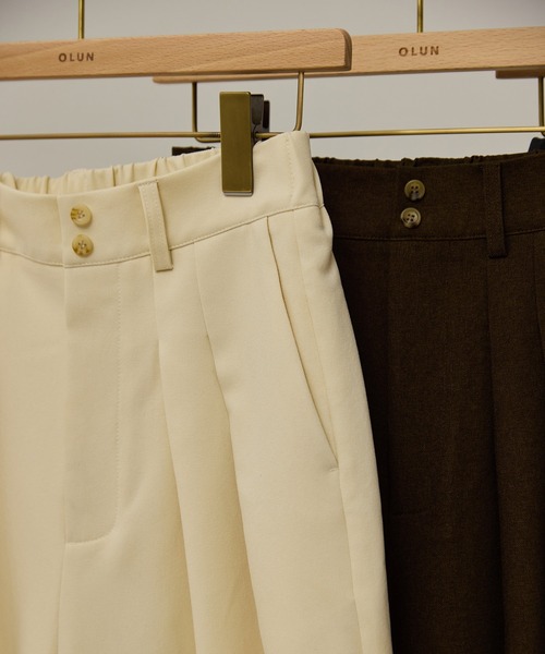 OLUN（オルン）の「wide cocoon slacks pants/ワイドコクーンスラックスパンツ（スラックス・レディース・アイボリー/ブラウン/チャコールグレー/グレイッシュベージュ/ブラック・MEDIUM/SMALL）」の7枚目の写真