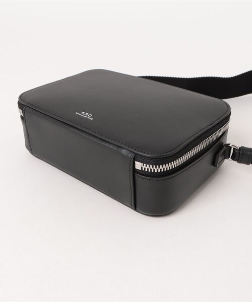 A.P.C.（アーペーセー）の「CAMERA BAG SOHO  /25A（ショルダーバッグ・メンズ・ブラック・ONESIZE）」の2枚目の写真