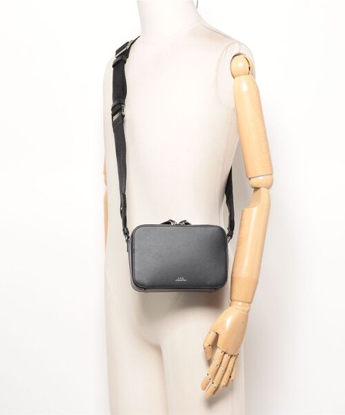 A.P.C.（アーペーセー）の「CAMERA BAG SOHO  /25A（ショルダーバッグ・メンズ・ブラック・ONESIZE）」の4枚目の写真